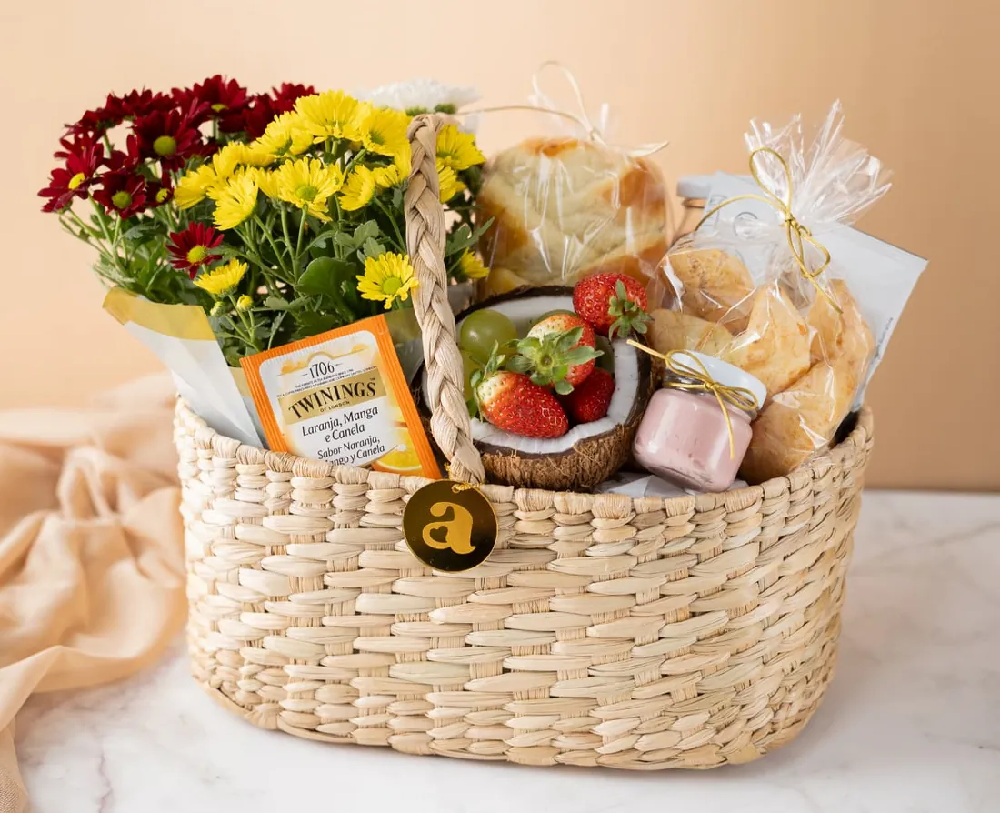 Cesta de café da manhã da Arte em Comemorar com flores, frutas e pães